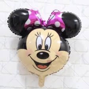 Pu&ograve; includere: Un palloncino in alluminio a forma di testa di topo dei cartoni animati con grandi orecchie nere, un viso color crema e un fiocco rosa brillante con pois bianchi. Il personaggio ha occhi neri, ciglia lunghe e una bocca sorridente.