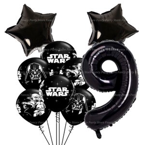 Puede incluir: Un conjunto de globos negros con tem&aacute;tica de Star Wars, incluyendo globos en forma de estrella y el n&uacute;mero 9. Los globos redondos presentan a Darth Vader, Yoda y el logo de Star Wars. Ideal para una fiesta de cumplea&ntilde;os.