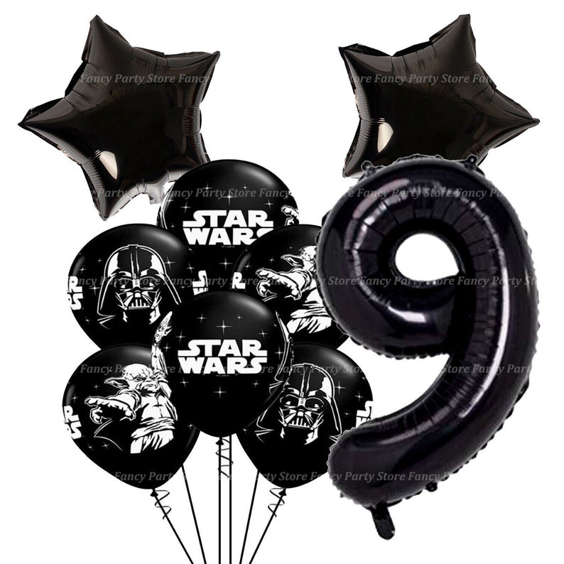 Puede incluir: Un conjunto de globos negros con tem&aacute;tica de Star Wars, incluyendo globos en forma de estrella y el n&uacute;mero 9. Los globos redondos presentan a Darth Vader, Yoda y el logo de Star Wars. Ideal para una fiesta de cumplea&ntilde;os.