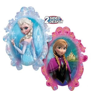 K&ouml;nnte beinhalten: Doppelseitiger Ballon mit Elsa und Anna aus Frozen. Elsa tr&auml;gt ein blaues Kleid und Anna einen lila Umhang. Die Ballons haben dekorative Rahmen und den Text "2 Sided Design".