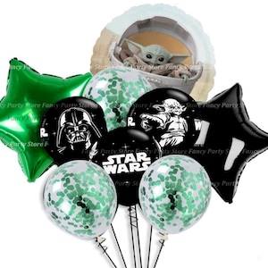 Puede incluir: Un conjunto de globos con tem&aacute;tica de Star Wars. Incluye un globo verde en forma de estrella, globos negros con Darth Vader y Yoda, y globos transparentes con confeti verde. Tambi&eacute;n hay un globo de Baby Yoda.