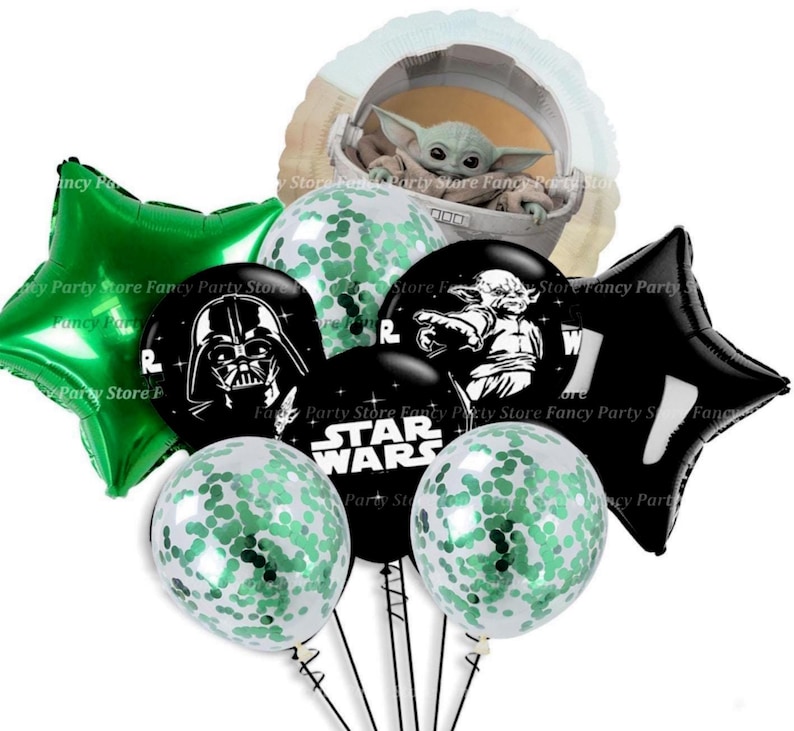 Puede incluir: Un conjunto de globos con tem&aacute;tica de Star Wars. Incluye un globo verde en forma de estrella, globos negros con Darth Vader y Yoda, y globos transparentes con confeti verde. Tambi&eacute;n hay un globo de Baby Yoda.