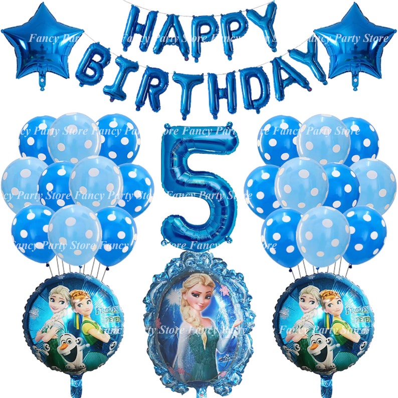 Puede incluir: Globos azules y blancos con lunares, un gran globo azul n&uacute;mero 5, dos globos de aluminio azules con im&aacute;genes de Elsa y Anna de Frozen, y una pancarta azul que dice "FELIZ CUMPLEA&Ntilde;OS".
