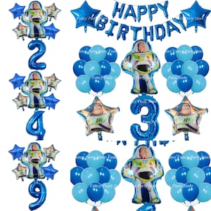 Puede incluir: Un conjunto de globos azules y blancos con un personaje de la película Toy Story. El conjunto incluye una pancarta que dice "Feliz cumpleaños", un globo grande con el número 3 y varios globos más pequeños con estrellas y la imagen del personaje.