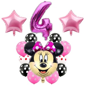 Pu&ograve; includere: Un palloncino rosa con il numero quattro, due palloncini rosa a forma di stella e un palloncino Minnie Mouse con pois neri. Ci sono anche diversi palloncini a pois neri e bianchi e palloncini rosa con pois bianchi.