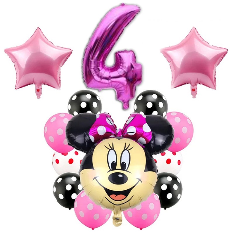 Pu&ograve; includere: Un palloncino rosa con il numero quattro, due palloncini rosa a forma di stella e un palloncino Minnie Mouse con pois neri. Ci sono anche diversi palloncini a pois neri e bianchi e palloncini rosa con pois bianchi.
