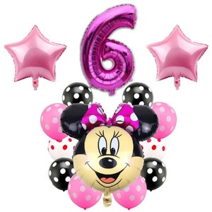 Pu&ograve; includere: Palloncini a pois neri e rosa con un palloncino numero 6 rosa e un palloncino Minnie Mouse rosa.