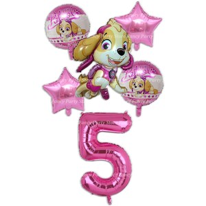 K&ouml;nnte beinhalten: Rosa-wei&szlig;es Paw Patrol Ballon-Set mit einem gro&szlig;en rosafarbenen Ballon mit der Nummer 5, zwei rosafarbenen Sternballons und zwei runden Ballons mit einem Paw Patrol Charakter. Die runden Ballons haben den Text "PAW Patrol" aufgedruckt.