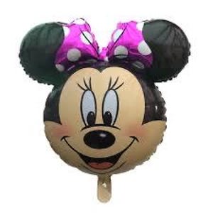 Pu&ograve; includere: Un palloncino in alluminio a forma di testa di un personaggio topo dei cartoni animati. Il palloncino presenta grandi orecchie nere, un fiocco rosa acceso con pois bianchi e un viso color crema con occhi neri, ciglia, naso nero e bocca sorridente.