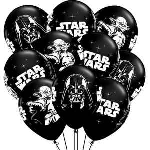 Puede incluir: Un grupo de globos negros con gr&aacute;ficos blancos. Los globos presentan im&aacute;genes de Darth Vader y Yoda, junto con las palabras "STAR WARS" en blanco. Estos globos son ideales para una fiesta tem&aacute;tica de Star Wars.