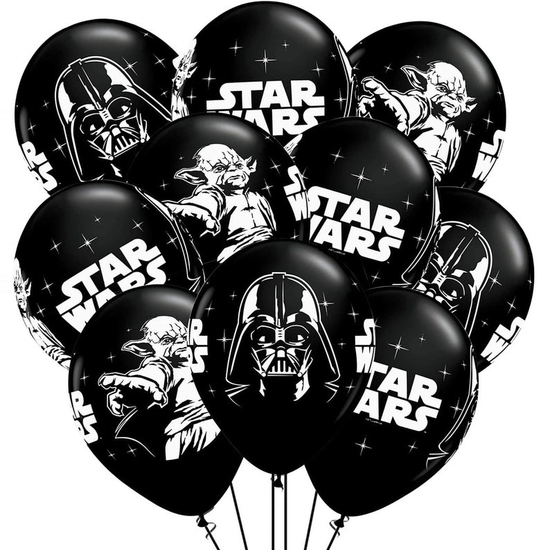 Puede incluir: Un grupo de globos negros con gr&aacute;ficos blancos. Los globos presentan im&aacute;genes de Darth Vader y Yoda, junto con las palabras "STAR WARS" en blanco. Estos globos son ideales para una fiesta tem&aacute;tica de Star Wars.