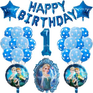 Puede incluir: Globos azules y blancos con lunares, un gran globo azul n&uacute;mero uno, una pancarta azul que dice "FELIZ CUMPLEA&Ntilde;OS" y dos globos de aluminio con personajes de la pel&iacute;cula Frozen.