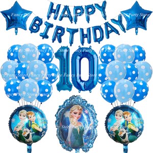 Puede incluir: Decoraciones de globos azules y blancos para una fiesta de cumplea&ntilde;os de 10 a&ntilde;os. Los globos incluyen una pancarta que dice "Feliz cumplea&ntilde;os", dos globos grandes de n&uacute;mero 10 azules y un grupo de globos azules y blancos con lunares. Tambi&eacute;n hay dos globos redondos de aluminio con im&aacute;genes de Elsa y Anna de la pel&iacute;cula Frozen.