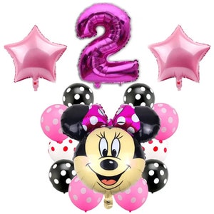 Pu&ograve; includere: Palloncini a pois neri e rosa con un palloncino numero 2 rosa e un palloncino Minnie Mouse rosa con orecchie nere e un fiocco nero.