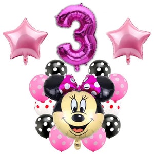 Pu&ograve; includere: Un palloncino rosa con il numero 3, due palloncini rosa a forma di stella e un palloncino Minnie Mouse con pois rosa. Ci sono anche palloncini a pois neri e bianchi.