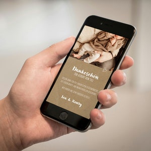 May include: A smartphone displaying a thank you card with a photo of a baby being held by a parent. The card has a brown background with white text that reads "Dankesch&ouml;n zur Geburt von Till" and "Vielen Dank f&uuml;r die zahlreichen Gl&uuml;ckw&uuml;nsche, die lieben Worte und wundervollen Geschenke. Wir haben uns sehr dar&uuml;ber gefreut."  The card also includes the names "Lea & Henry".