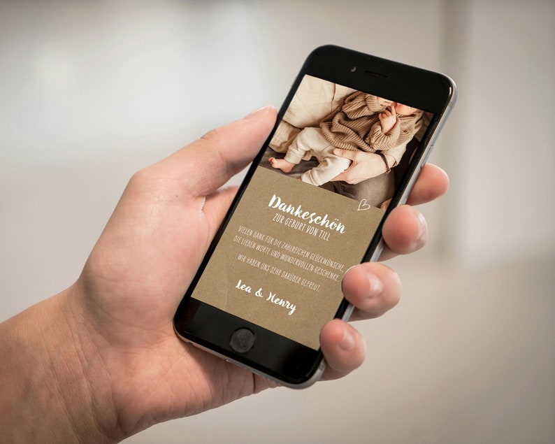May include: A smartphone displaying a thank you card with a photo of a baby being held by a parent. The card has a brown background with white text that reads "Dankesch&ouml;n zur Geburt von Till" and "Vielen Dank f&uuml;r die zahlreichen Gl&uuml;ckw&uuml;nsche, die lieben Worte und wundervollen Geschenke. Wir haben uns sehr dar&uuml;ber gefreut."  The card also includes the names "Lea & Henry".