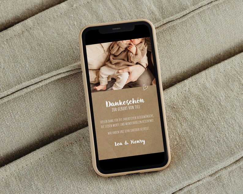 May include: A smartphone displaying a thank you card with a photo of a baby and the text "Dankesch&ouml;n zur Geburt von Till". The card also includes the text "Vielen Dank f&uuml;r die zahlreichen Gl&uuml;ckw&uuml;nsche, die lieben Worte und wundervollen Geschenke. Wir haben uns sehr dar&uuml;ber gefreut. Lea & Henry."