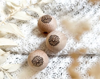 Holzperlen mit Gravur • Gänseblümchen • Engraved Wood pearls , Makramee Perlen