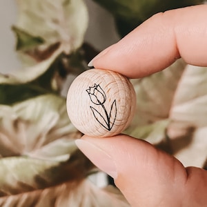 Holzperlen mit Gravur • Tulpe • Engraved Wood pearls , Makramee Perlen • 20 mm