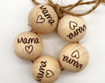 Holzperlen mit Gravur • Mama mit kleinen Herz • Engraved Wood pearls , Makramee Perlen