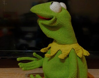 かぎ針編みのカーミット・ザ・フロッグのマペット人形：手作りの