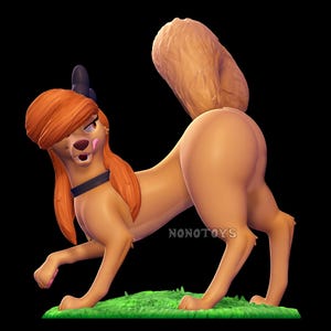 Może przedstawiać: Jasnobrązowa figurka psa z kreskówki z pomarańczowymi włosami i czarnym kołnierzem. Pies jest w zabawnej pozie na kawałku zielonej trawy, z widocznym tekstem "NONOTOYS". Tło jest czarne.