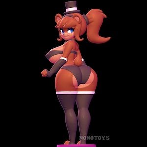 Puede incluir: Una figura marrón con forma de oso con ojos azules, que lleva un sombrero de copa negro, un bikini y medias altas hasta el muslo. La figura tiene una cola de caballo y posa con un brazo levantado. El fondo es negro y la figura está sobre una plataforma rosa.