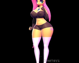 Könnte beinhalten: 3D-gerenderte Figur eines Pony-Charakters mit gelber Haut, rosa Haaren und blauen Augen. Das Pony trägt ein schwarzes Outfit mit weißen Oberschenkelstrümpfen. Ein lila Schmetterling-Tattoo befindet sich am Oberschenkel. Die Figur steht auf einem kleinen, strukturierten Sockel.