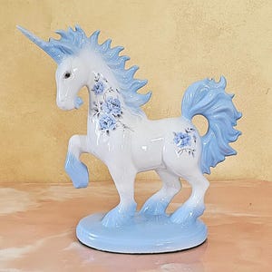 Figura de unicornio vintage de porcelana azul y blanca: elegante decoración de colección