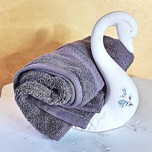 Vintage Ceramic Swan Towel Holder – Elegant Bathroom or Kitchen Decor