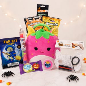 Puede incluir: Un set de regalo de Halloween con un bolso de fresa de peluche rosa, un kit divertido con una bruja, pretzels Utz, un colgante brillante, un Rice Krispies Treat, un kit de máscara de gato, bloques de construcción, slime y arañas.