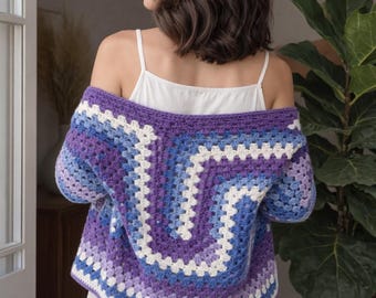 Cárdigan hexagonal de ganchillo hecho a mano, prenda de estilo bohemio con frente abierto, confeccionado a mano en tonos morados y azules.