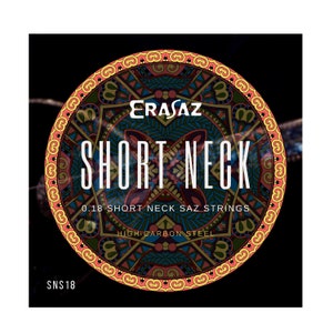 Może przedstawiać: Okrągłe opakowanie strun EraSaz Short Neck Saz, z kolorowym wzorem mandali. Opakowanie jest oznaczone tekstem "0.18 Short Neck Saz Strings" i "High Carbon Steel".