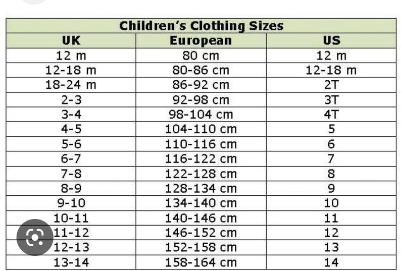 Op de afbeelding: Een tabel met kinderkledingmaten in UK, Europees en Amerikaanse maten. De tabel geeft maten van 12 maanden tot 13-14 jaar oud en bevat de bijbehorende maten in centimeters.