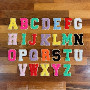 Parches de letras de chenilla de 6,2 cm, parches termoadhesivos, parches multicolores, ideas para manualidades, acabado con borde de lentejuelas doradas