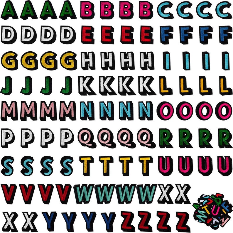 Op de afbeelding: Een set kleurrijke viltletters in hoofdletters, elke letter wordt vijf keer herhaald. De letters zijn alfabetisch gerangschikt van A tot Z. De letters zijn allemaal in 3D-stijl, met een verhoogde omtrek en een schaduweffect. De letters zijn perfect voor knutselprojecten, scrapbooking en meer.