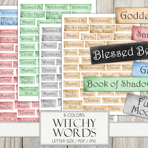 Può includere: Un set di adesivi con parole di strega stampabili in sei colori diversi. Le parole includono "Blessed Be", "Witchcraft", "Grimoire", "Goddess", "Samhain", "Book of Shadows", "Full Moon", e altro ancora.