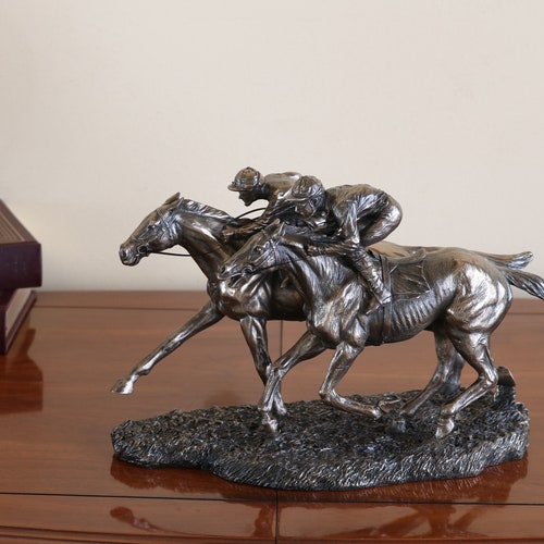 Deux jockeys de course de chevaux, Deux jockeys de course, Figurine de deux jockeys de course, Sculpture de deux jockeys de course, Statue de deux jockeys de course