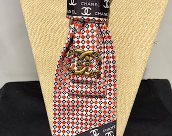 Collar de corbata reciclada para mujer - Inspirado en diseños de alta costura con broche CC y cinta negra.