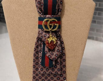 Corbata de mujer - Diseño inspirado en la moda con broche GG de fresa