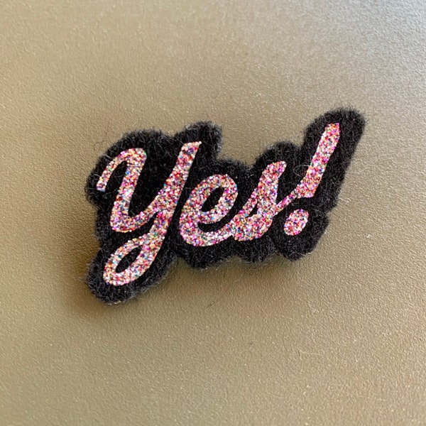 Broche Paillettes Rose mot Yes!