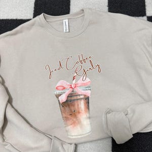 Sudadera con cuello redondo y estampado femenino de café helado imagen 2