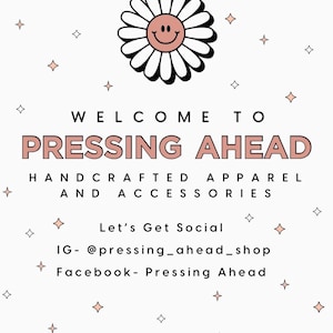 Puede incluir: Una margarita blanca con una cara sonriente en el centro, rodeada de estrellas rosas. El texto "WELCOME TO PRESSING AHEAD HANDCRAFTED APPAREL AND ACCESSORIES" est&aacute; debajo de la margarita. El texto "Let's Get Social IG-@pressing_ahead_shop Facebook-Pressing Ahead" est&aacute; debajo del texto.