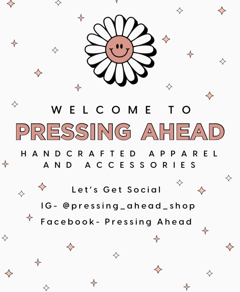 Puede incluir: Una margarita blanca con una cara sonriente en el centro, rodeada de estrellas rosas. El texto "WELCOME TO PRESSING AHEAD HANDCRAFTED APPAREL AND ACCESSORIES" est&aacute; debajo de la margarita. El texto "Let's Get Social IG-@pressing_ahead_shop Facebook-Pressing Ahead" est&aacute; debajo del texto.