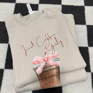 Sudadera con cuello redondo y estampado femenino de café helado imagen 1