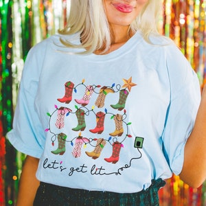 T-shirt festif de Noël de bottes de cow-girl de couleurs de confort. Let&#39;s Get Lit Western Country Rodeo T-shirt graphique confortable T-shirt esthétique surdimensionné, cadeau