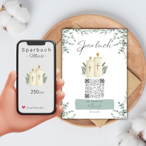Könnte beinhalten: Ein Smartphone zeigt ein digitales Sparbuch mit dem Text "Sparbuch - Marlo-" und Kerzengrafiken. Eine physische Karte mit dem gleichen Design liegt auf einem Holztablett. Die Karte enthält einen QR-Code und den Text "zur Taufe für Marlo 18.12.2025".