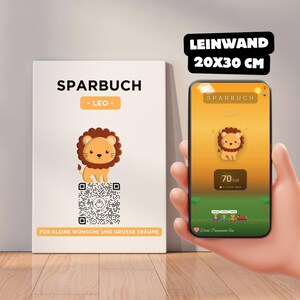 Könnte beinhalten: Ein weißer Leinwanddruck mit dem Text "SPARBUCH" und einer Cartoon-Löwen-Illustration. Der Druck misst 20 x 30 cm. Ein Smartphone zeigt ein ähnliches Design mit dem Text "Leo" und einem Sparbetrag.
