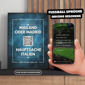 Könnte beinhalten: Eine blaue und weiße druckbare Karte mit einem QR-Code und dem Text "Happy Birthday Jan. Mailand oder Madrid. Hauptsache Italien. Deine Freunde Sven & Eva. Zum Selbstausdrucken."